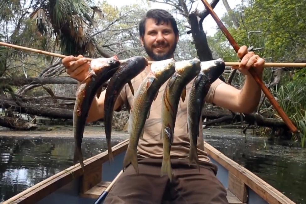 视频:野外求生,男子用一根竹竿捕鱼,厉害了我的哥