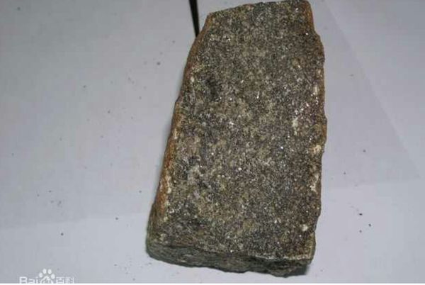 石榴子石麻粒岩图片
