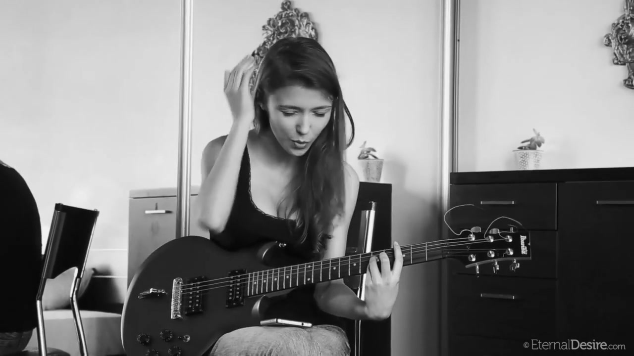 [图]Mila Azul Guitar Session