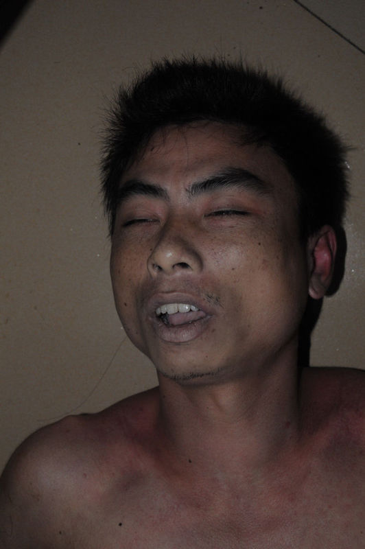 他昨夜喝多了,刚才我回来就看他在地上这样了