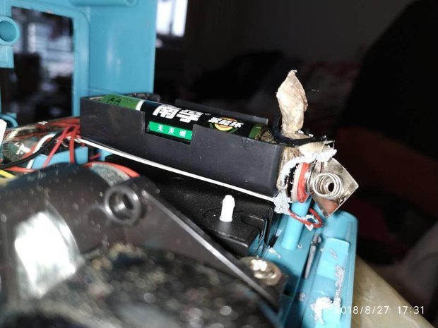 南孚电池爆炸了,里面喷出来灰色的东西,请问这