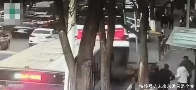 小男孩两次救人