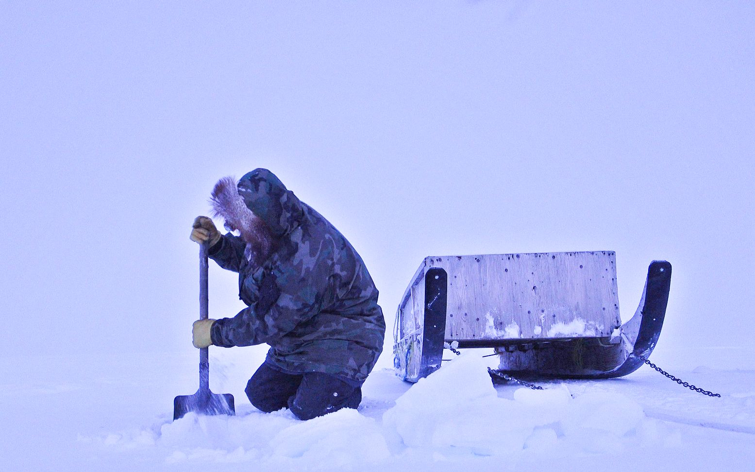 「侣行」在北冰洋还能钓鱼?看北极的因纽特人用什么凿冰捕鱼