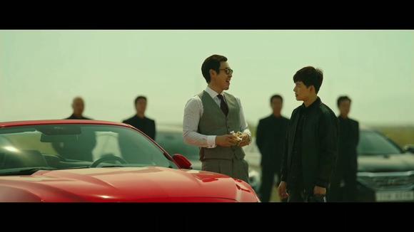 不汗党:贤秀一出狱宰浩便安排娜塔莎作陪,电影场面很炫