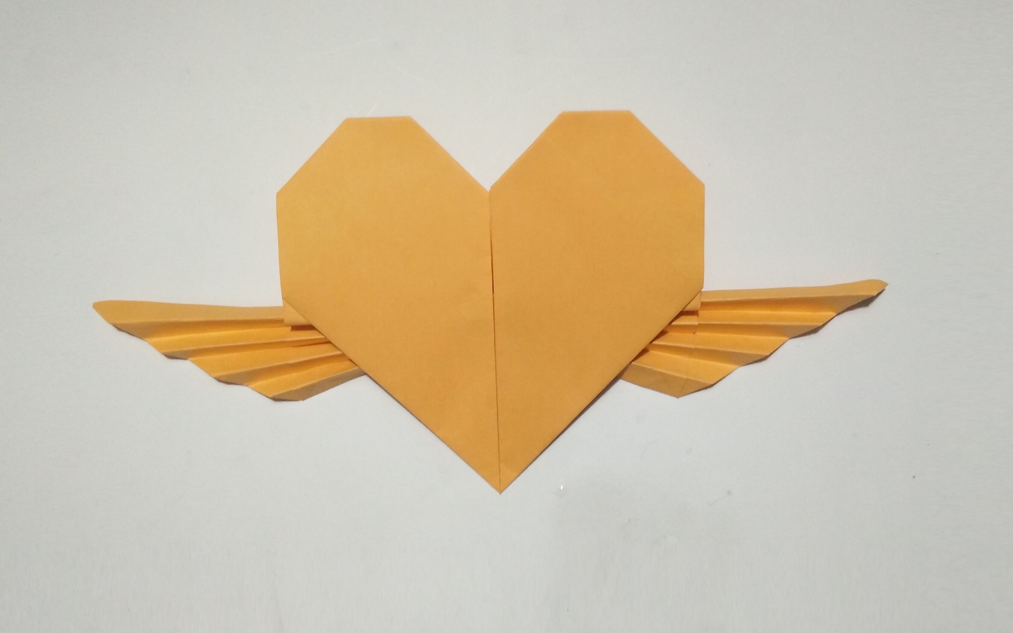爱心折纸带翅膀图片