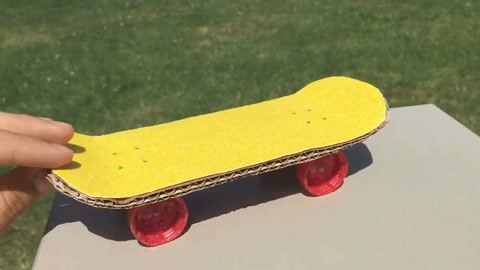 diy手工制作:教你 diy迷你电动滑板,结构简单,好想踩上去试试