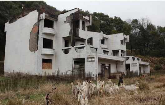 重庆南山豪华别墅群变鬼城,这具体是怎么回事?