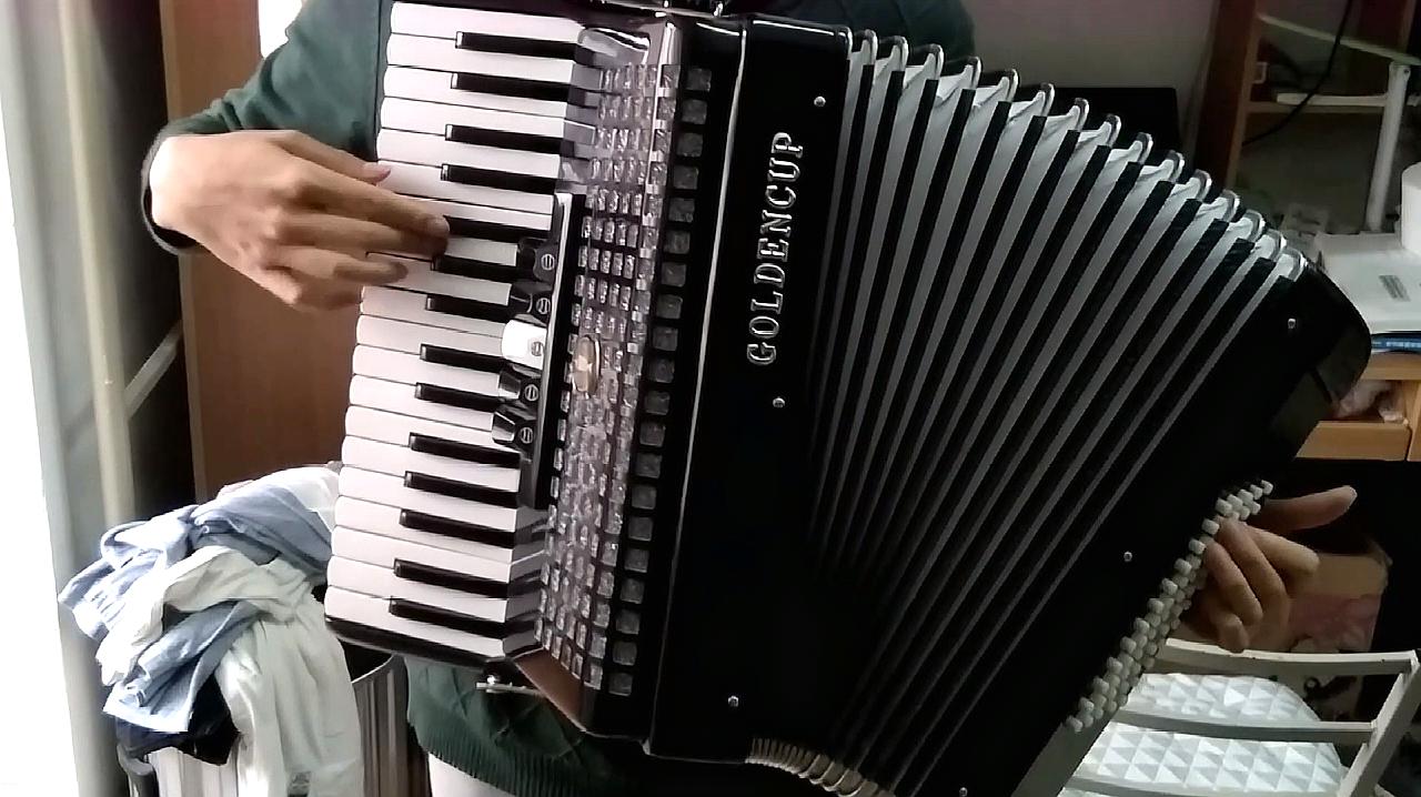  b>手风琴独奏 /b>山楂树,很熟悉的一首曲子,听听他的演奏怎么样