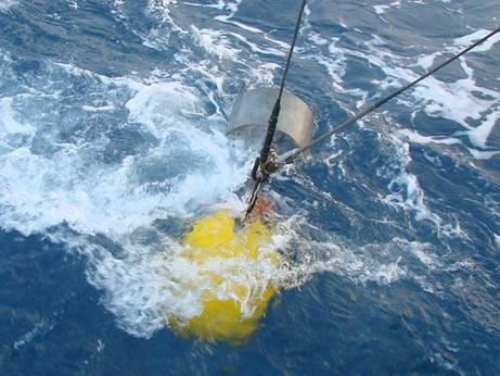 海水的温度决定于辐射过程,大气与海水之间的热量交换和蒸发等因素.
