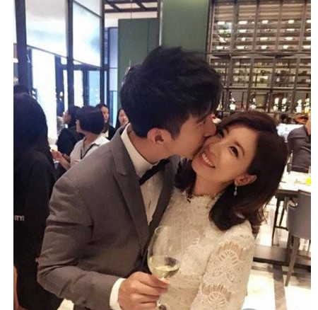 贾静雯比老公修杰楷大几岁?