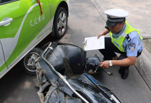 汽車和電瓶車相撞,汽車全責,需要汽車賠償什麼