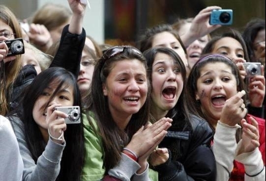 如何看待粉丝疯狂的追星行为?