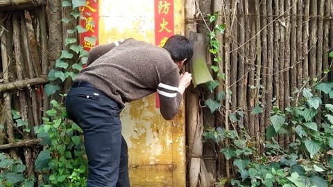 农村深山发现一道 木门,小伙往 门缝一看,里面让人吃惊