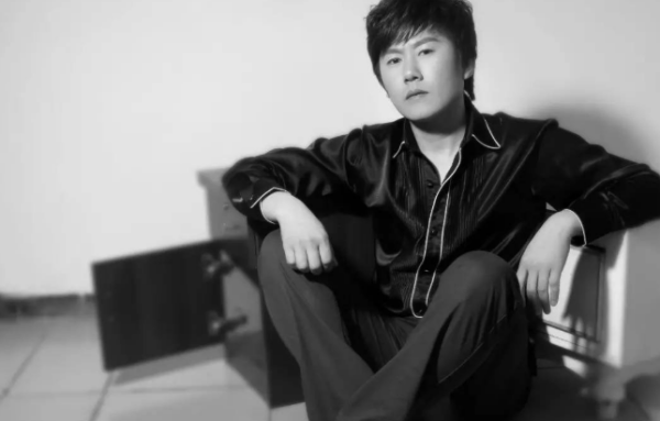 演唱介绍 波拉,本名费华荣,汉族,创作型歌手,网络走红歌曲《一个人的