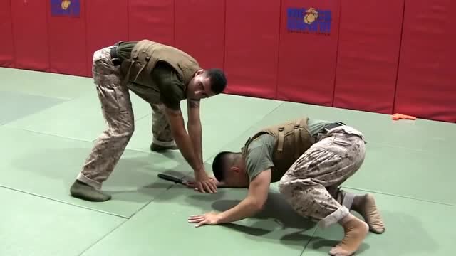 海军陆战队亲自教学!10秒内夺刀手法赶紧利落!