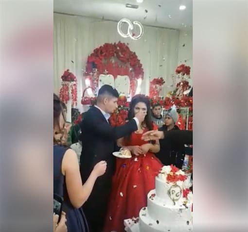 新郎婚礼上放新娘