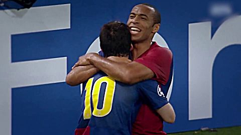 梅西头球精准射门 全场奔跑亲吻球鞋