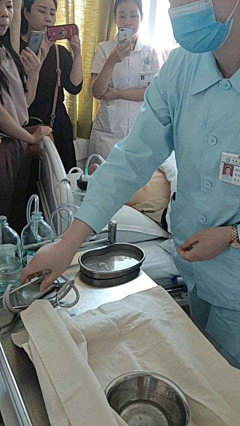 经鼻或口腔吸痰技术