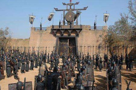 城池,顾名思义,由城墙和护城河道组成防御敌军的人造地理工事,用现在