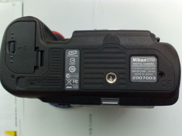 尼康D3000的商品组序列号在哪里可以找到啊,