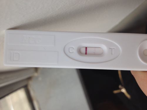 早上用试纸试了一下,是弱阳性2杠,第二杠特别浅,刚刚用了验孕棒测了下