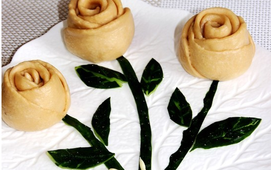 10,黄瓜削皮做成花杆和叶子,用沙拉酱挤出个蝴蝶结,漂亮的玫瑰花馒头