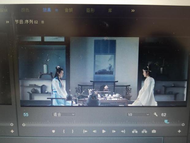 PR新建序列后,导入两个尺寸不一样的视频后,视