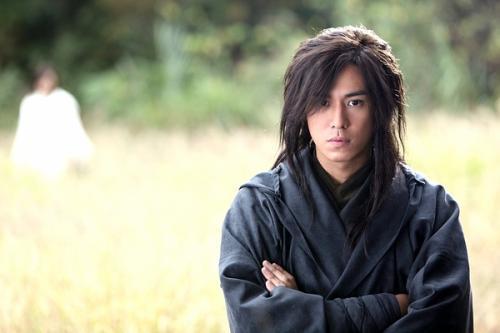 片头曲 《流星  蝴蝶  剑》 作词:林劲松 作曲:李东城 演唱:贾卿卿