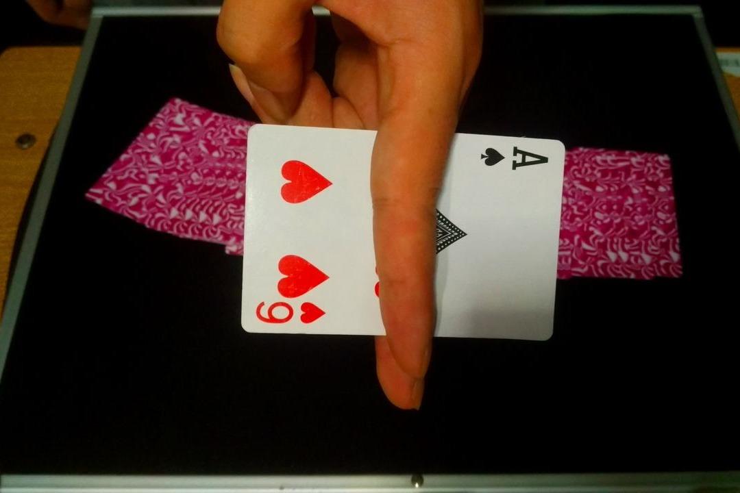 视频  魔术教学:红桃6瞬间变化,这个 魔术骗过无5亿的观众!