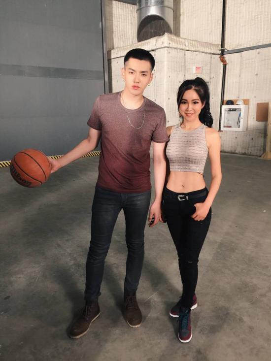 周玲安pk吴亦凡投篮时候穿的鞋子是什么品牌系列