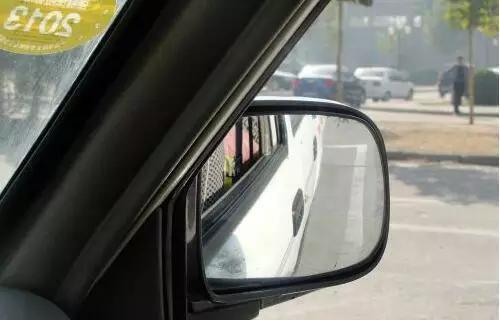 科目二倒车入库后视镜压黄线怎么看不懂