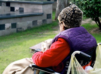 吃了过期发臭的皮蛋 武汉老人腹痛呕吐胃出血