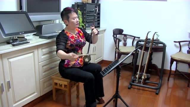 黄玲教授给学生示范由朱昌耀作曲的二胡《苏南小曲》