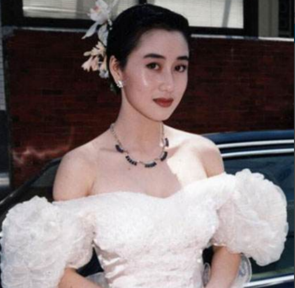 李连杰57岁太太利智近照曝光!上了年纪的女性如何穿搭才更显风韵?