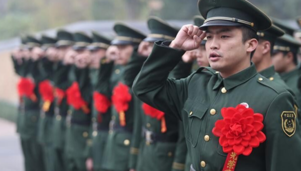 两年义务兵的时候每年给家里补助的,留那就成志愿兵了没有地方补助了