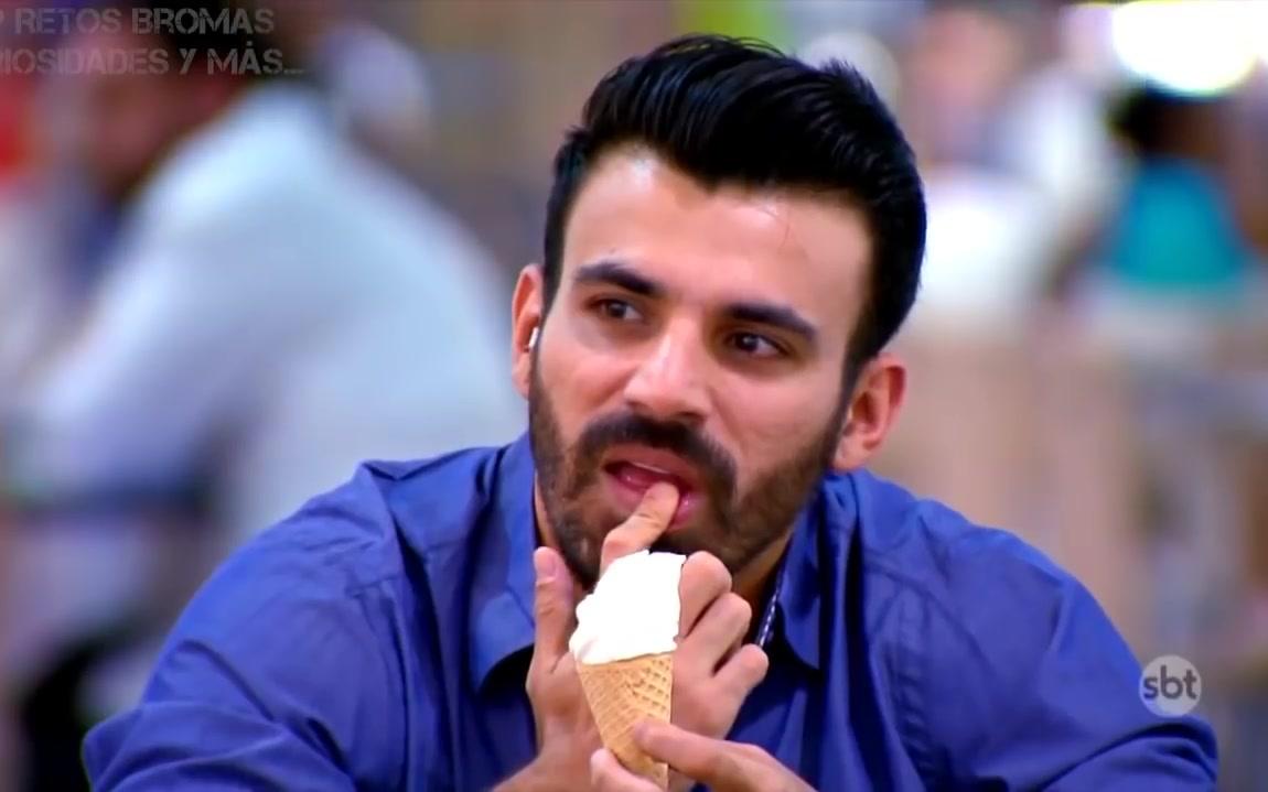 【恶搞】 帅哥一边舔冰激凌一边挑逗对面的小姐姐,结果竟然.