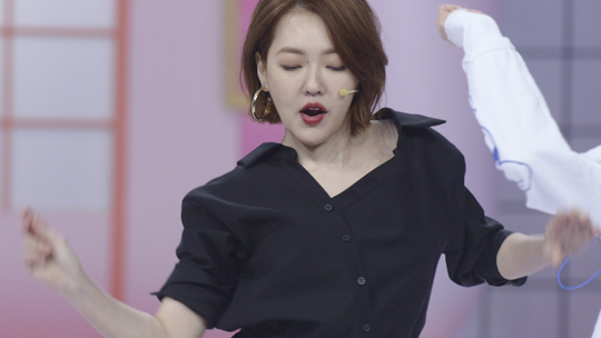 【幕后花絮】 b>小s /b>详解 b>尊巴 /b>舞动作 连翘臀就靠她了!