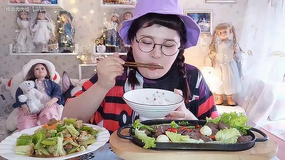 视频:大胃王肉姐开饭啦 香煎铁板牛肉 香嫩可口 老下饭了