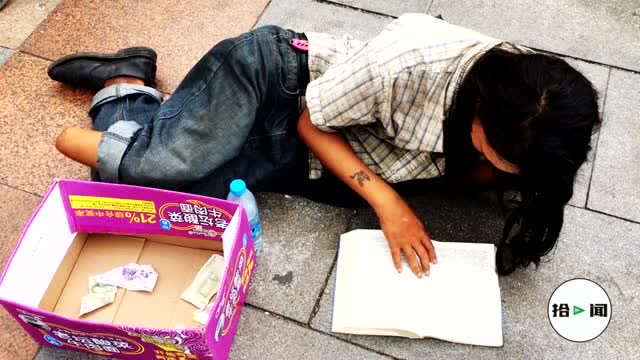 成都火车站独脚乞丐,他手上拿的东西感动了我,决定要帮助他