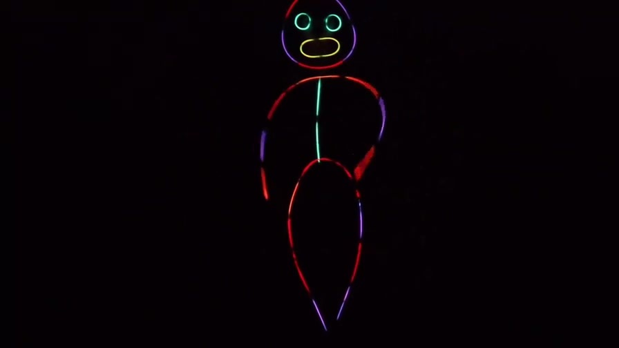 把荧光棒粘在身上,然后关灯做 广播体操是什么效果?