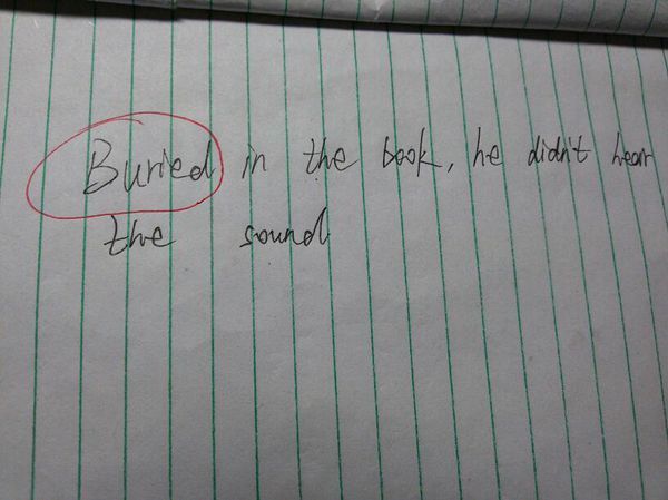 这是非谓语从句对吧?为什么不是主动burying?