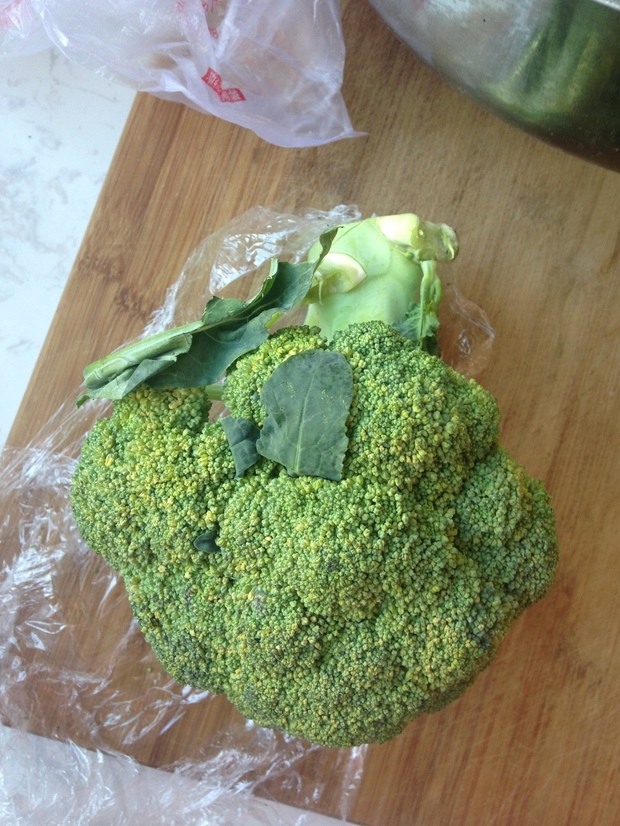 西蓝花用保鲜膜包裹放了三天,上面有一点小白毛还能吃吗