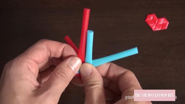 网红的 吸管爱心编织详细教程,手把手教你 折爱心吸管,赶紧学习!