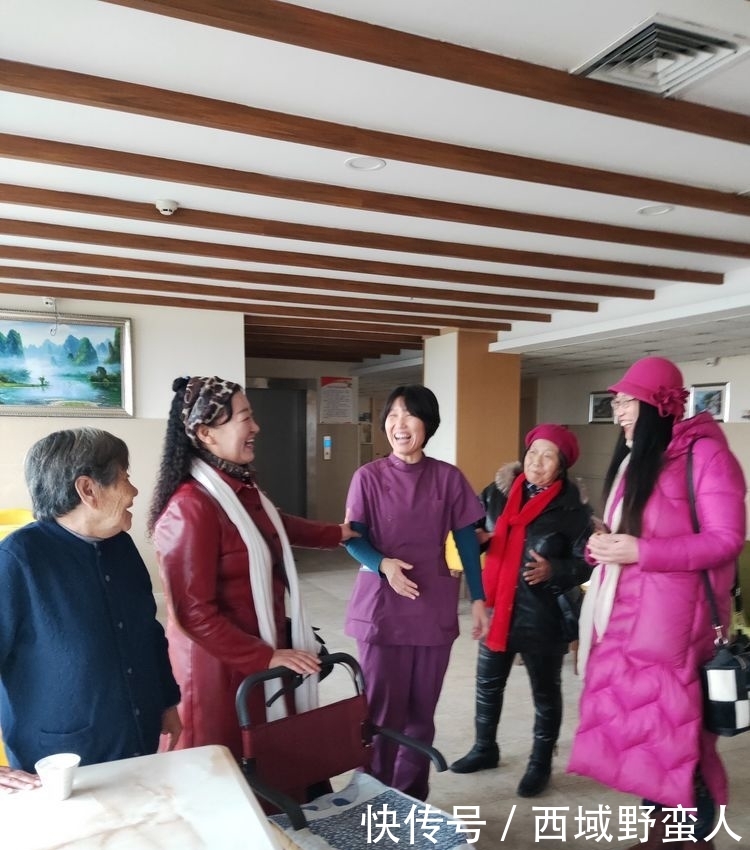 关于敬老院开展活动