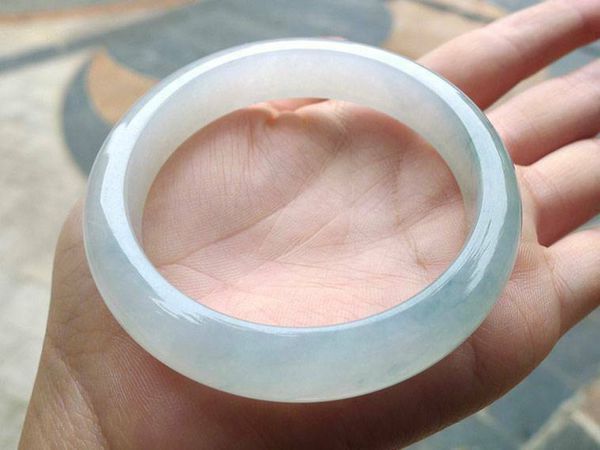 这个翡翠手镯是糯种吗?质地还算细腻,带一点浅绿底色.