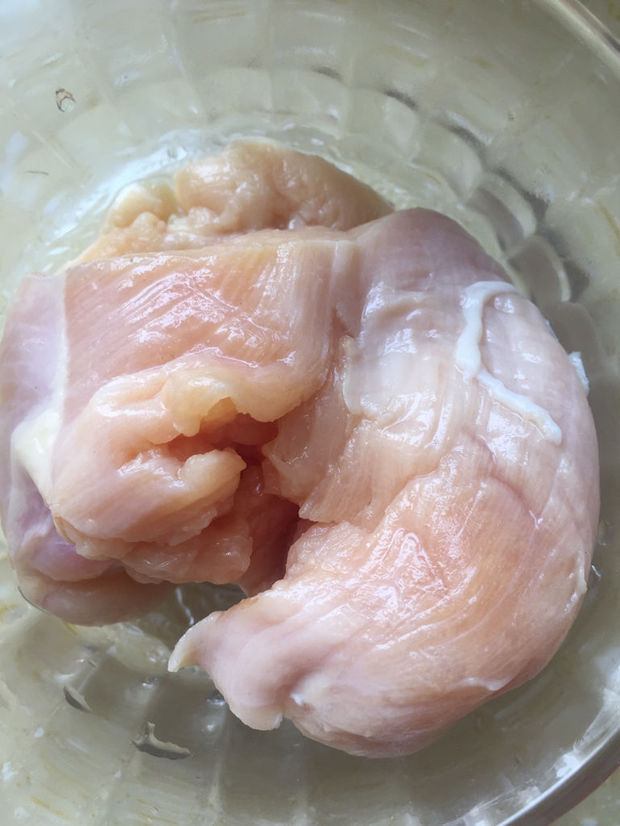 大家能帮忙看下鸡胸肉是否变质吗