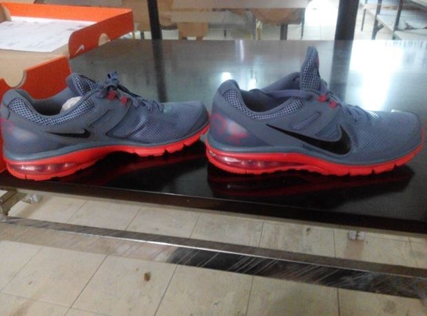 这双耐克是在京东胜道体育里买的 请大神帮鉴