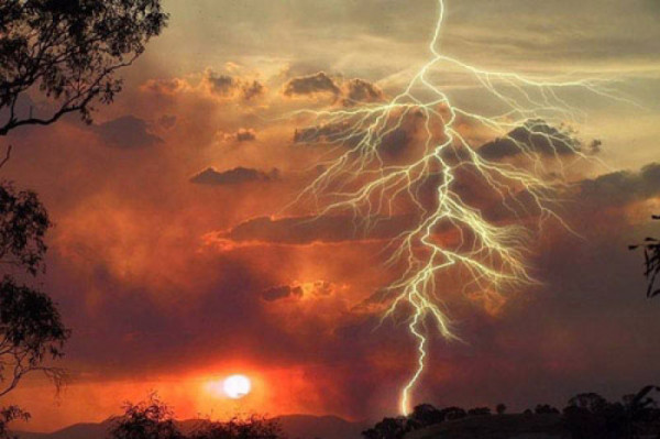 扩展资料: 打春雷的气候特点: 1,春雷乍动,惊醒了蛰伏在土中冬眠的