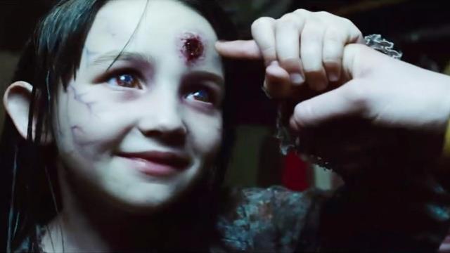 恐怖电影《招魂2》前传,小伙入住鬼屋被恶灵控制了,差点杀了全家爆米