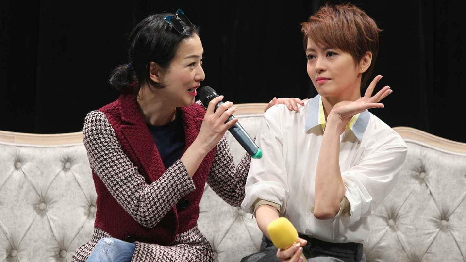  b>郑秀文梁咏琪 /b>两位女神同台演唱,身材气质不输对方